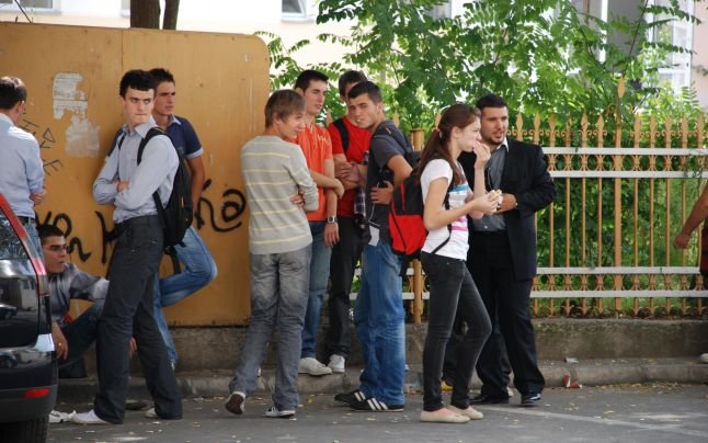 Studiu îngrijorător despre elevii din România. 85% din ei spun că au consumat deja alcool, iar 27% fumează în fiecare zi
