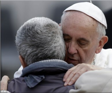 Imaginea care te va lăsa fără cuvinte. Pe cine a ÎMBRĂŢIŞAT Papa Francisc în Piaţa Sf. Petru, în mijlocul mulţimii