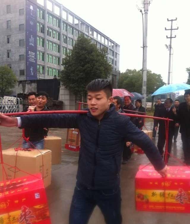 Mireasa a înnebunit în ziua nunţii când a văzut ce îi aduce mirele. "Cadoul" a ajuns la suma de 1,5 milioane de dolari 236082