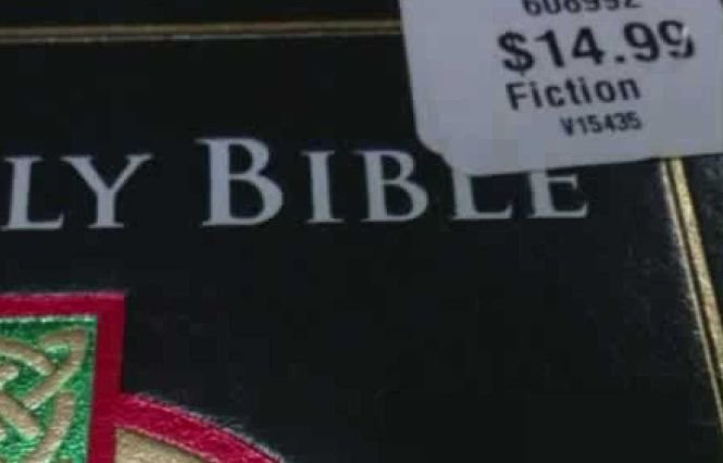 Biblia, de vânzare la raftul de Ficțiune. Descoperirea, făcută de un pastor