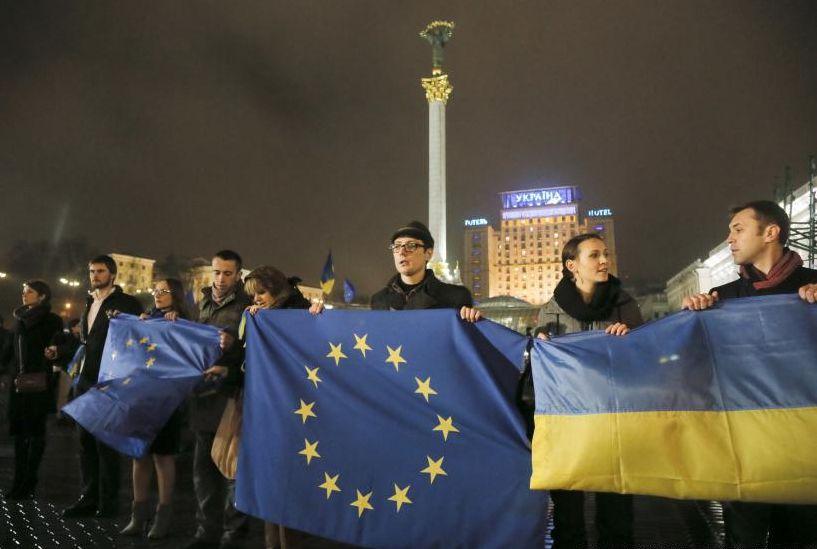 Mii de persoane au protestat la Kiev în urma deciziei Guvernului de-a renunţa la acordul cu UE