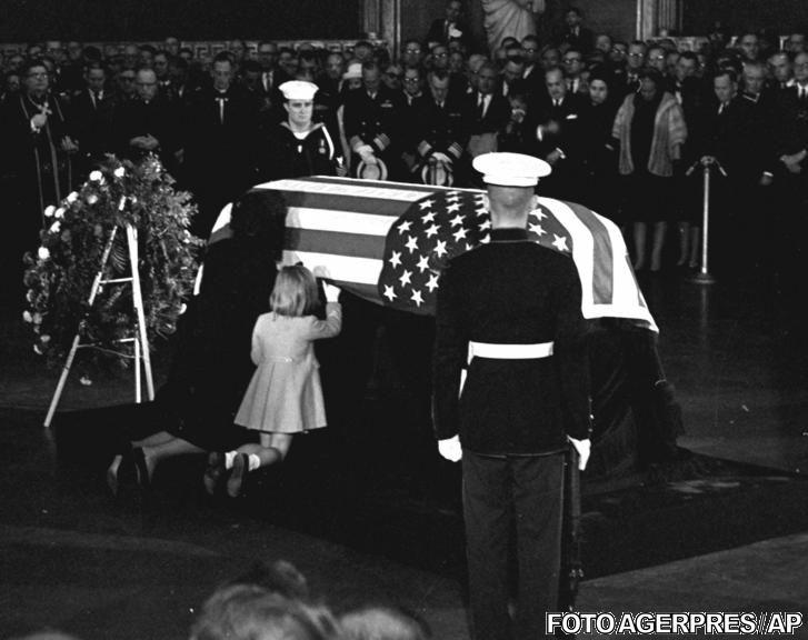 SUA coboară toate drapelele în bernă, comemorând 50 de ani de la asasinarea lui John F. Kennedy 236315