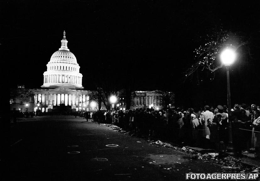 SUA coboară toate drapelele în bernă, comemorând 50 de ani de la asasinarea lui John F. Kennedy 236316