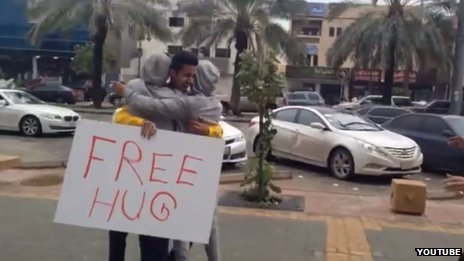 Tineri ARESTAŢI de poliţia saudită pentru că ofereau &quot;îmbrăţişări gratuite&quot;