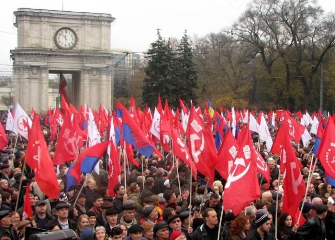 Mii de moldoveni au manifestat împotriva semnării unui acord de asociere cu UE