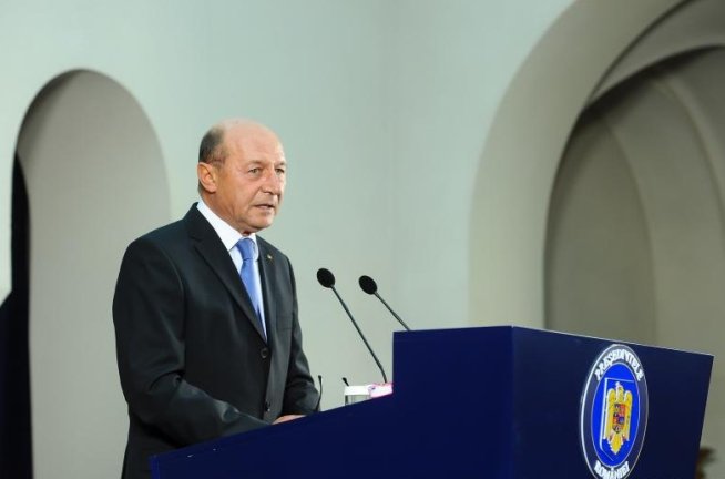 AVERTISMENTUL lui Băsescu: Dacă nu se renunţă la creşterea accizei la combustibil, voi trimite înapoi bugetul. E foarte posibil să-l atac şi la CC