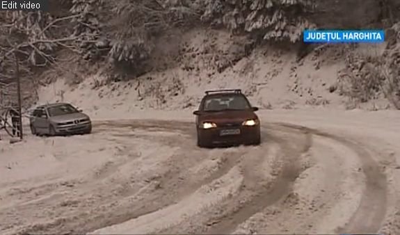Circulaţie îngreunată de ninsoare în Harghita. Autorităţile locale nu au încheiat încă contracte cu firmele de deszăpezire