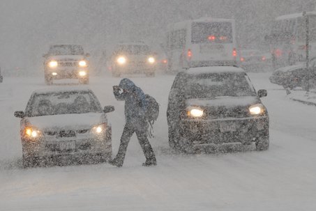 Prima furtună de zăpadă a provocat haos în traficul din SUA. Sute de accidente, din cauza ninsorilor abundente