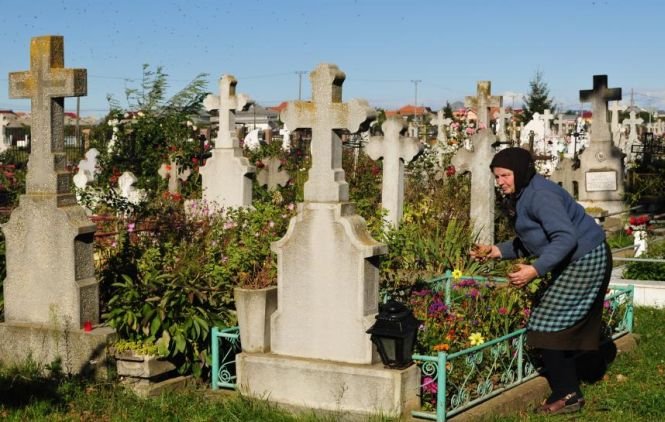 Românii, taxaţi şi după moarte. Primăria Târgu Mureş vrea să introducă o taxă de înmormântare 