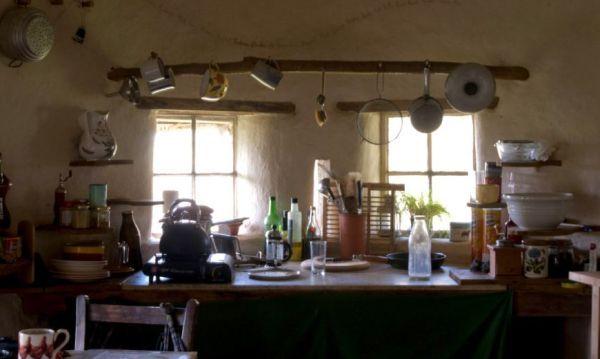 Aşa arată casa care costă 800 de RON. "Este perfect funcţională şi locuibilă" 236957