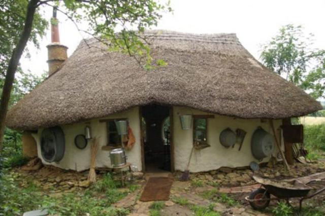 Aşa arată casa care costă 800 de RON. "Este perfect funcţională şi locuibilă" 236959