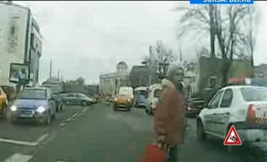 Maşină de poliţie, filmată în timp ce nu a acordat prioritate unei femei aflate pe trecerea de pietoni