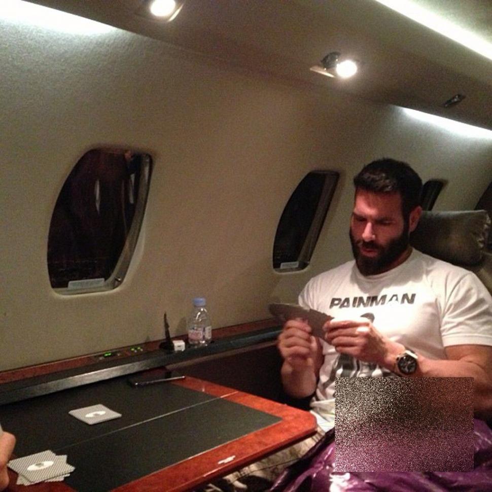 Aşa arată lumea unui jucător de poker profesionist. Luxul şi opulenţa sunt la ele acasă 237077