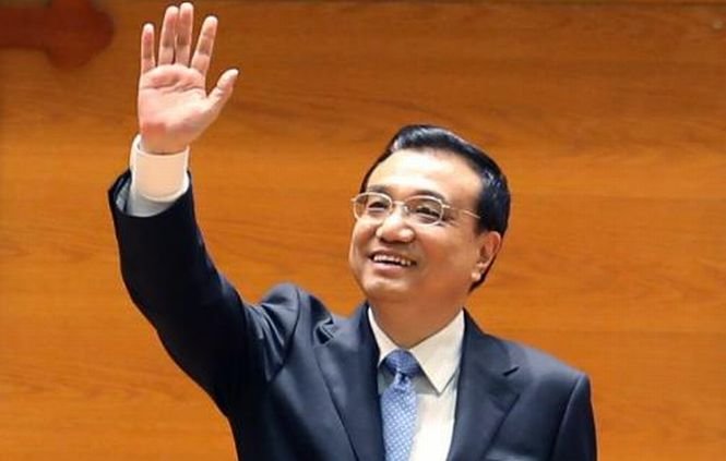 Premierul Chinei, Li Keqiang, şi-a încheiat vizita în România. Victor Ponta l-a condus pe demnitarul chinez până la scara avionului