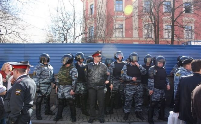 CEDO: Un bărbat torturat de poliţia rusă va primi 27.000 de euro
