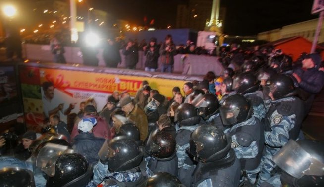 INTERVENŢIE ÎN FORŢĂ a forţelor de ordine din Kiev, pentru dispersarea manifestanţilor opoziţiei
