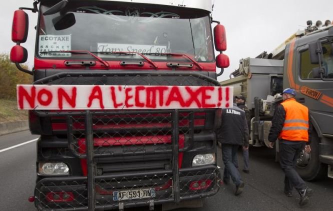 Protest în Franţa. Mii de camionagii au blocat mai multe autostrăzi 