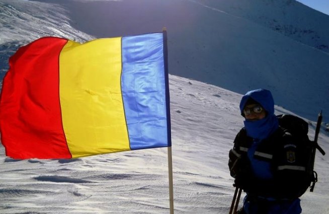 Jandarmii montani au arborat drapelul naţional pe Vârful Parângul Mare
