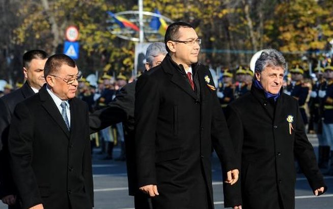Premierul Victor Ponta a aprins luminile de sărbători de la Târgu Jiu