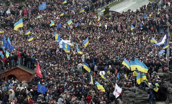 PROTESTE MASIVE la Kiev. AFP estimează 100.000 de manifestanţi. Peste 100 de poliţişti au fost răniţi