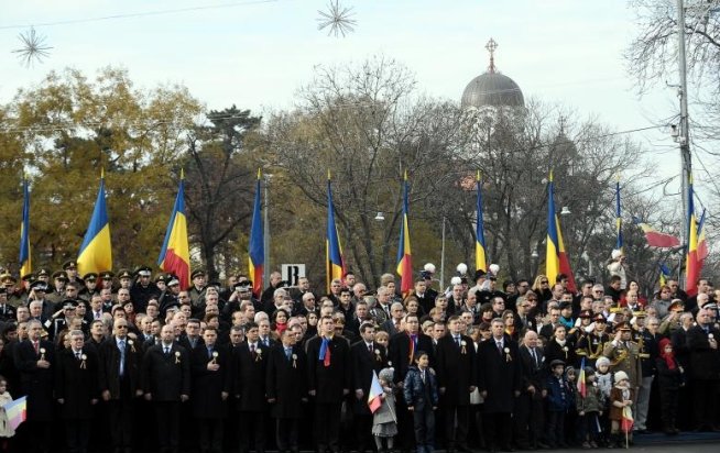Românii nu l-au uitat pe preşedinte. &quot;Jos Băsescu!&quot; au scandat oamenii, la Arcul de Triumf