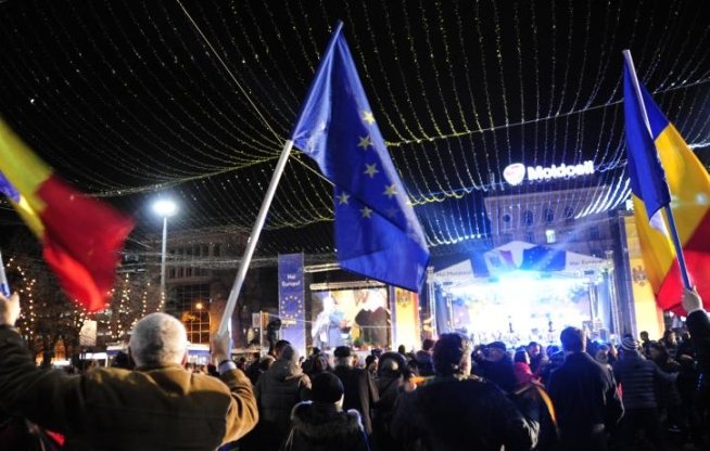 SUTE de moldoveni CER UNIREA CU ROMÂNIA pe străzile Chişinăului