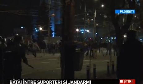 Fanii Petrolului s-au luat la bătaie cu jandarmii, după ce nu au fost lăsaţi să fie prezenţi la meciul cu Steaua