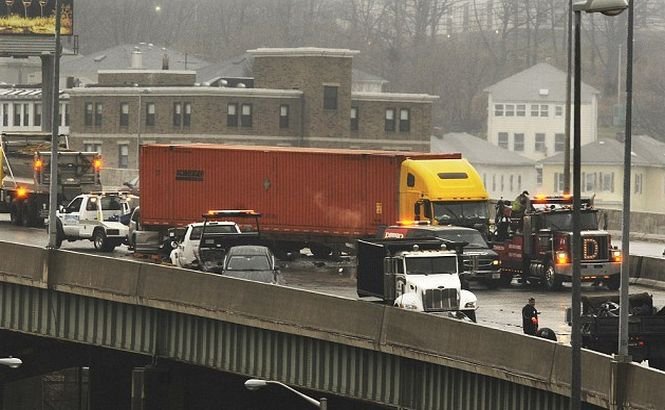 SUA. Peste 70 de maşini au fost implicate într-un accident în lanţ pe o şosea din Massachusetts