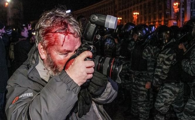 Zeci de jurnalişti au fost bătuţi în timpul protestelor din Kiev