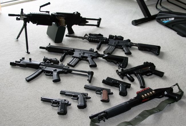 Zeci de persoane reţinute în Franţa, suspectate că fac parte din reţele de trafic de arme
