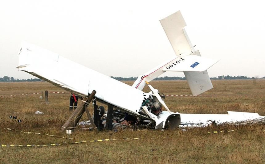Avion prăbuşit la Târgu Mureş. Pilotul a reuşit să se salveze