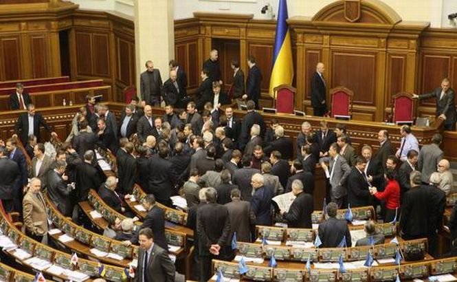 Guvernul de la Kiev rezistă! Rada Supremă a respins moţiunea de cenzură împotriva Cabinetului Azarov