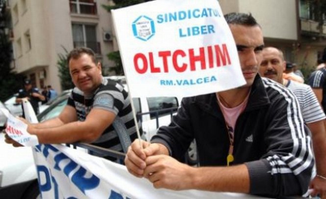 Opt angajaţi ai combinatului Oltchim Râmnicu Vâlcea, în cea de-a doua zi de greva foamei