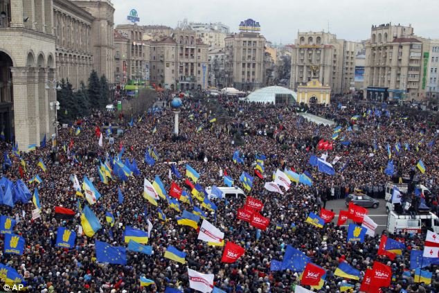 Situaţie explozivă în Ucraina. 10.000 de oameni au ocupat piaţa din Kiev, iar Ianukovici pare dispus să REIA discuţiile cu UE