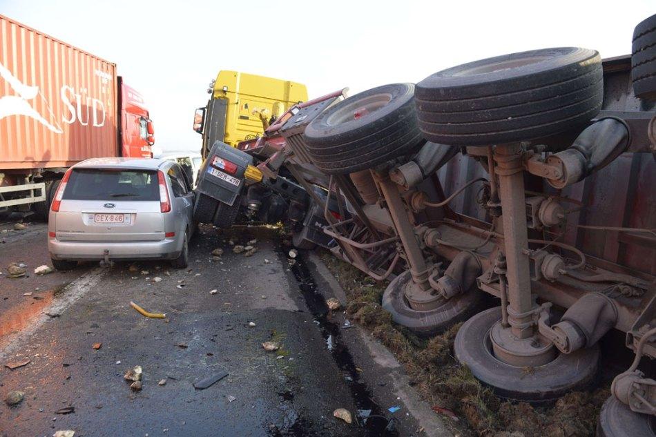 CARAMBOL cu peste 130 de maşini, în Belgia. O persoană a murit, iar alte 70 au fost rănite 238014