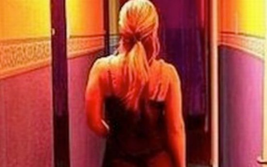 Doi suedezi acuzaţi că au forţat o româncă să se prostitueze, condamnaţi la patru ani de închisoare