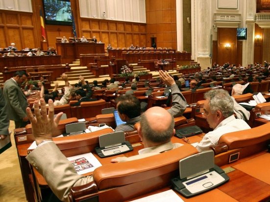 Parlamentul a adoptat bugetul pe 2014. Băsescu a anunţat că respinge bugetul
