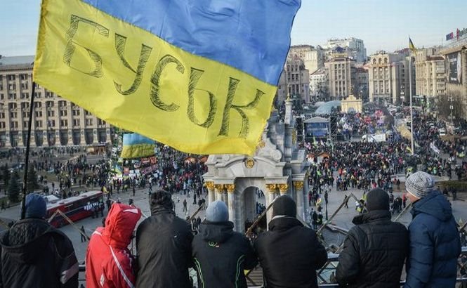Protestatarii ucrainieni au blocat intrările palatului prezidenţial din Kiev