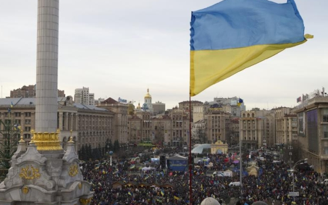Manifestanţii ucraineni au ţinut un minut de reculegere pentru Nelson Mandela