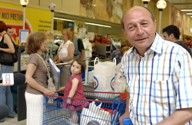Preşedintele Traian Băsescu, la cumpărături: Pâinea nu s-a ieftinit. Costă la fel ca înainte