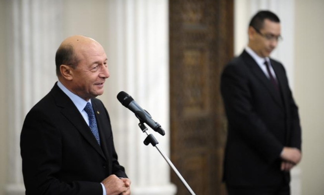 SONDAJ: Românii îl susţin pe Victor Ponta în disputa cu preşedintele Traian Băsescu privind bugetul