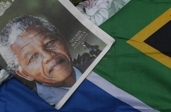 SUTE de persoane se adună la casa lui Nelson Mandela