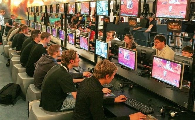 Agenţiile de spionaj americane şi britanice au infiltrat agenţi în comunitatea gamerilor online. Ţintele erau din  World of Warcraft şi Second Life