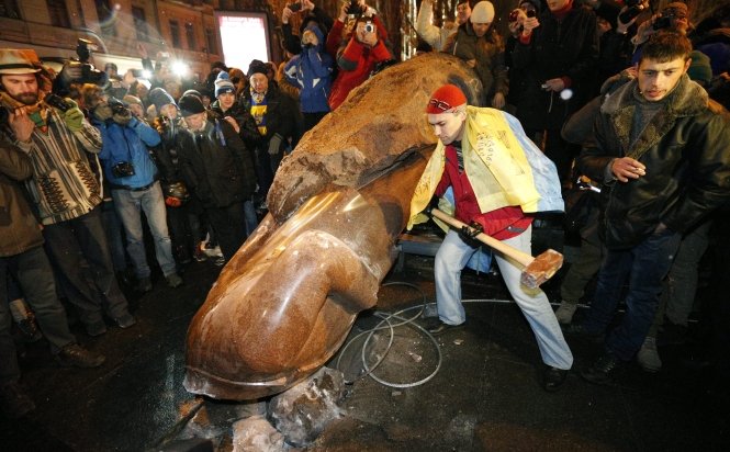 Statuia lui Lenin dărâmată la Kiev se vinde la kilogram