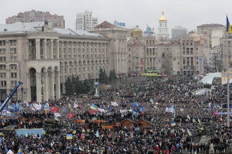 Ucraina, în pragul unei REVOLUŢII. Sute de mii de oameni au ieşit în stradă la Kiev şi cer demisia guvernanţilor