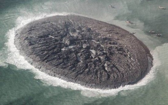 Japonia: Insula vulcanică apărută în noiembrie ar putea rămâne la suprafaţă 