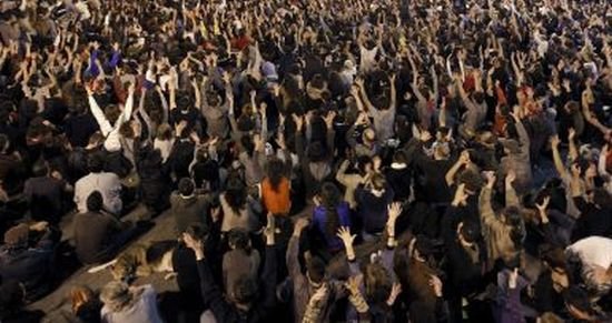 Mii de oameni s-au luat la bătaie cu poliţiştii în mai multe oraşe din Italia