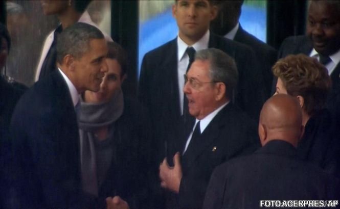 Moment fără precedent la ceremonia dedicată lui Mandela: Barack Obama a dat mâna cu Raul Castro