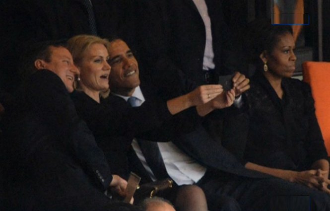 Obama, surprins râzând alături de premierul Danemarcei, la omagierea lui Mandela