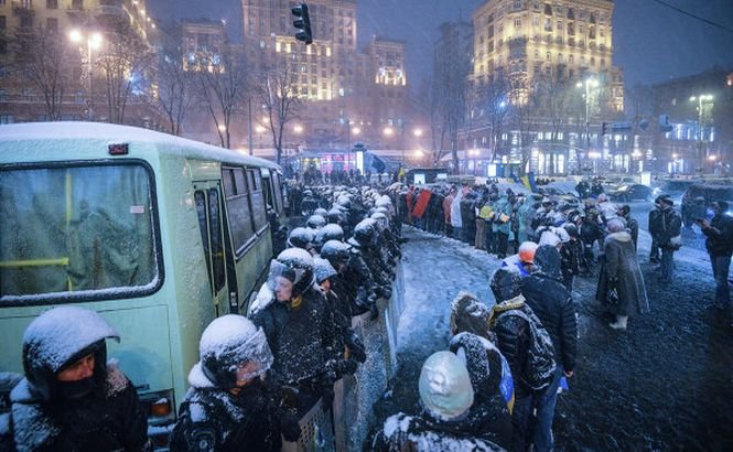 Poliţia a înlăturat baricadele şi a risipit mulţimea de pe străzile Kievului